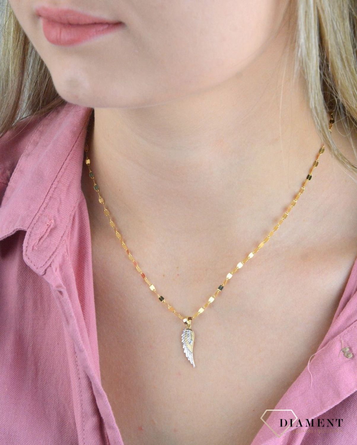 Złota zawieszka 333 skrzydło ozdobione białą cyrkonia ZA 3505C 333.Piękna złota zawieszka w formie skrzydełka wykonana ze złota próby 333. Złota zawieszka w kształcie skrzydełka ozdobiony cyrkonią. Zawieszka w kształcie skrzyd.jpg